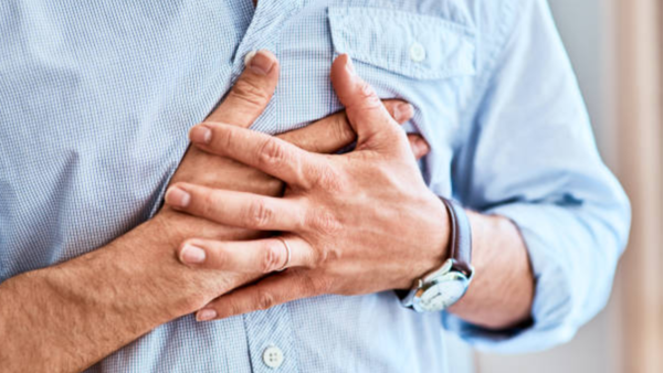 How does a heart attack chest pain differ from that caused by gastric