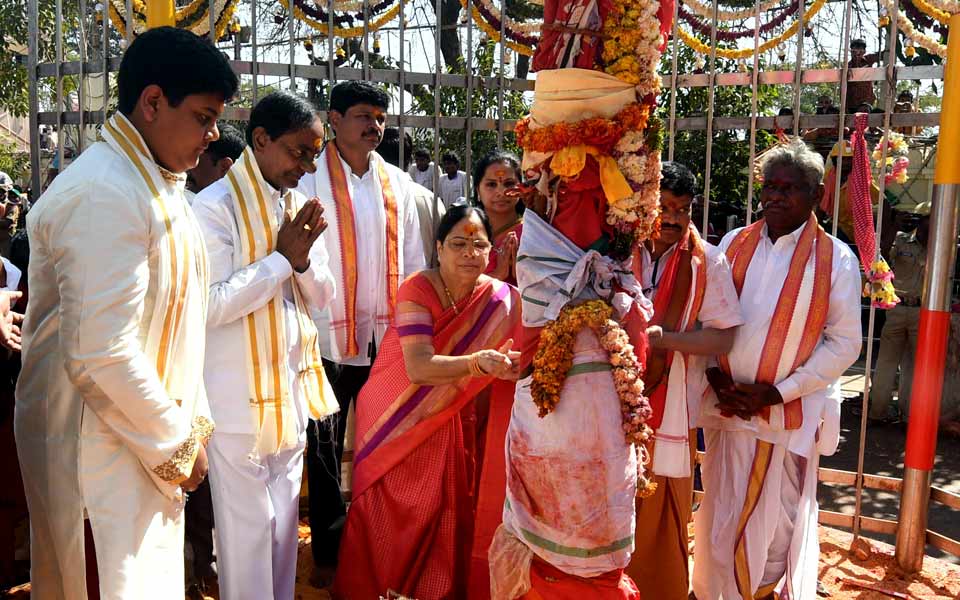 The festival unfolds over four days. On the first day, Saralamma’s idol is brought to the gaddelu (altar), followed by Sammakka’s arrival on the second day. Devotees throng the altars, offering jaggery equal to their body weight, coconuts, turmeric, and vermilion. The atmosphere is charged with tribal music, drum beats, and chants, creating a powerful sense of community and devotion. Unlike many mainstream Hindu festivals, the rituals here remain firmly rooted in tribal traditions, emphasizing simplicity and collective participation.